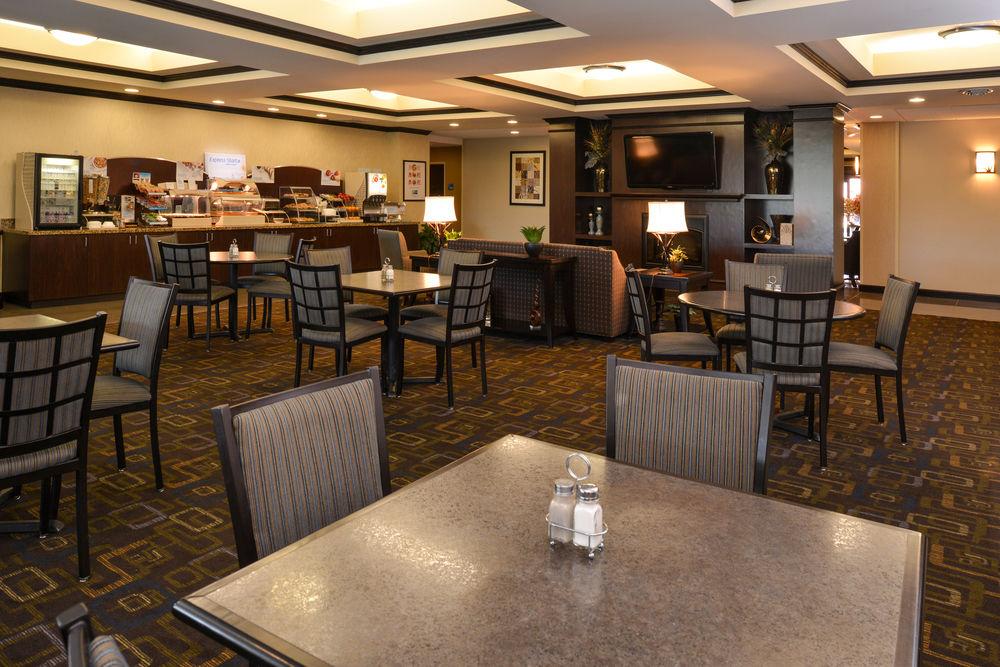 Holiday Inn Express & Suites Fairmont By Ihg Exterior foto