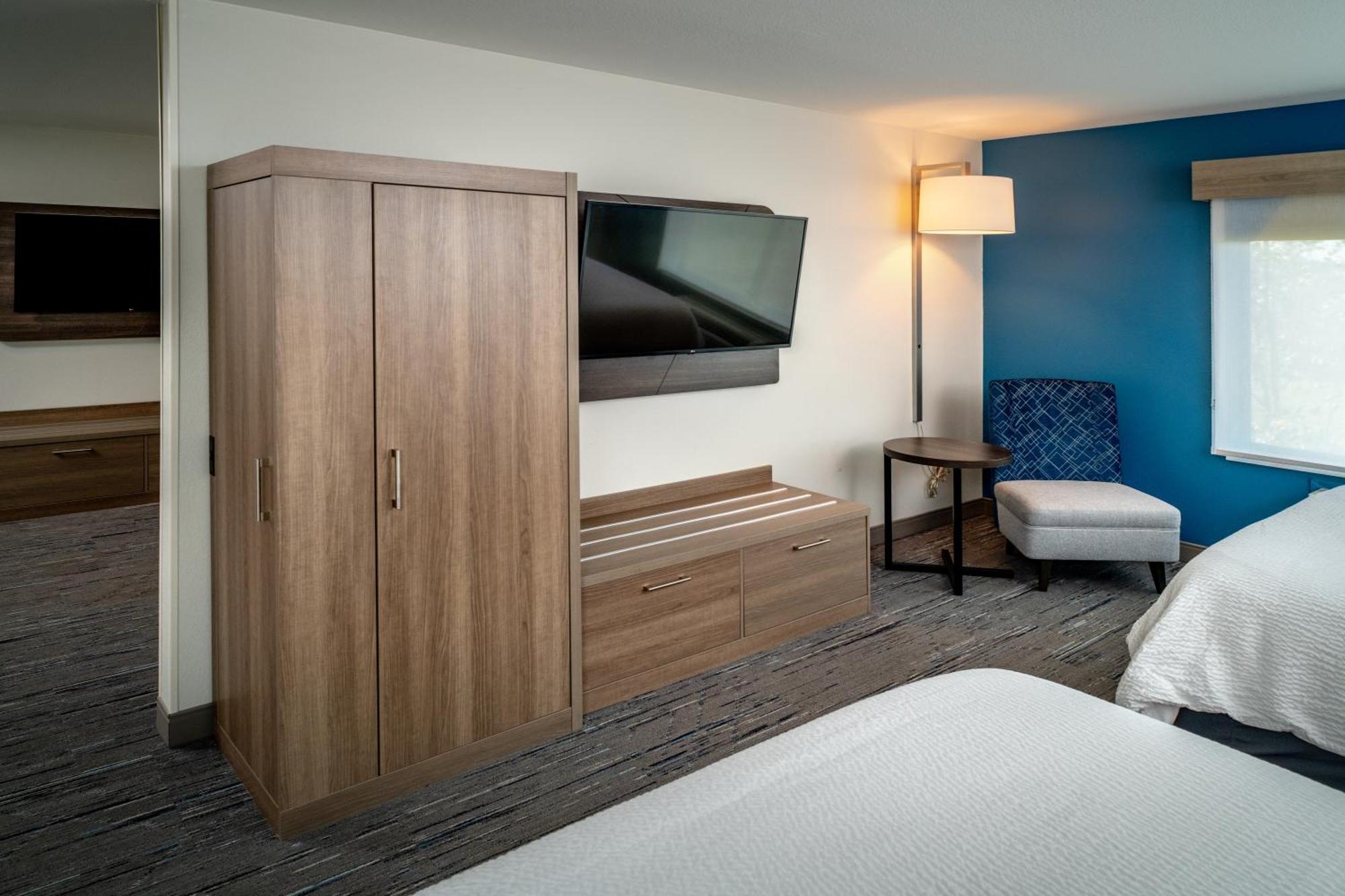 Holiday Inn Express & Suites Fairmont By Ihg Exterior foto