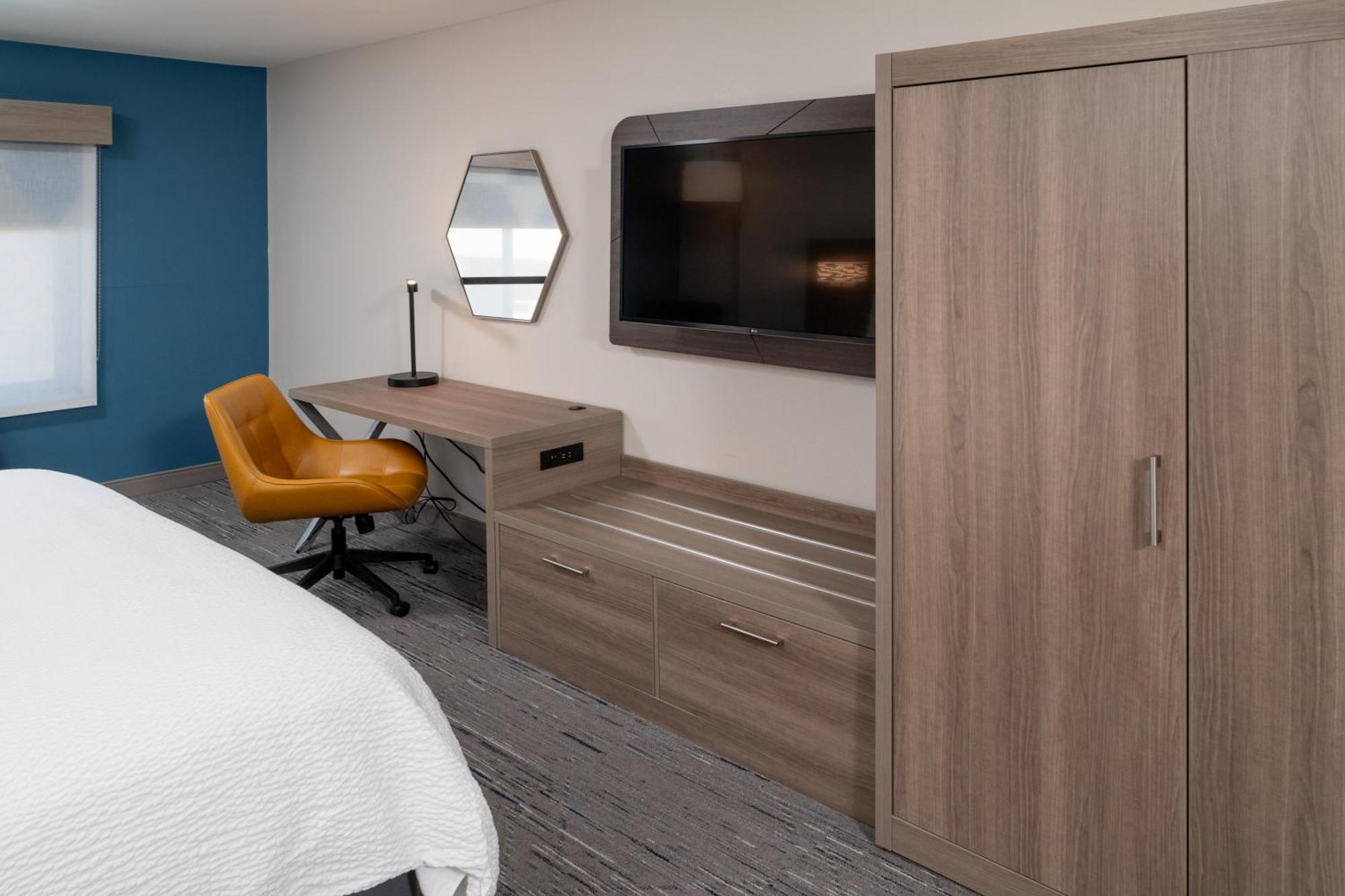 Holiday Inn Express & Suites Fairmont By Ihg Exterior foto