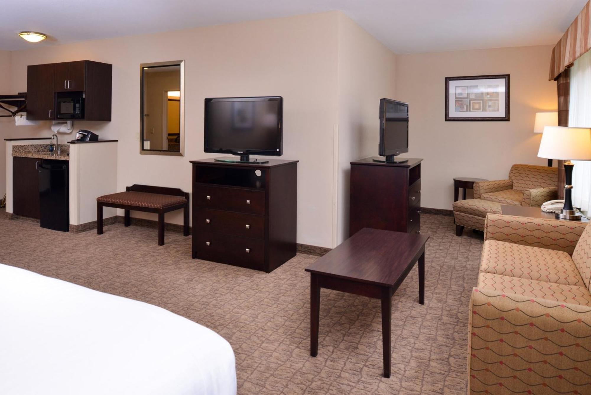 Holiday Inn Express & Suites Fairmont By Ihg Exterior foto