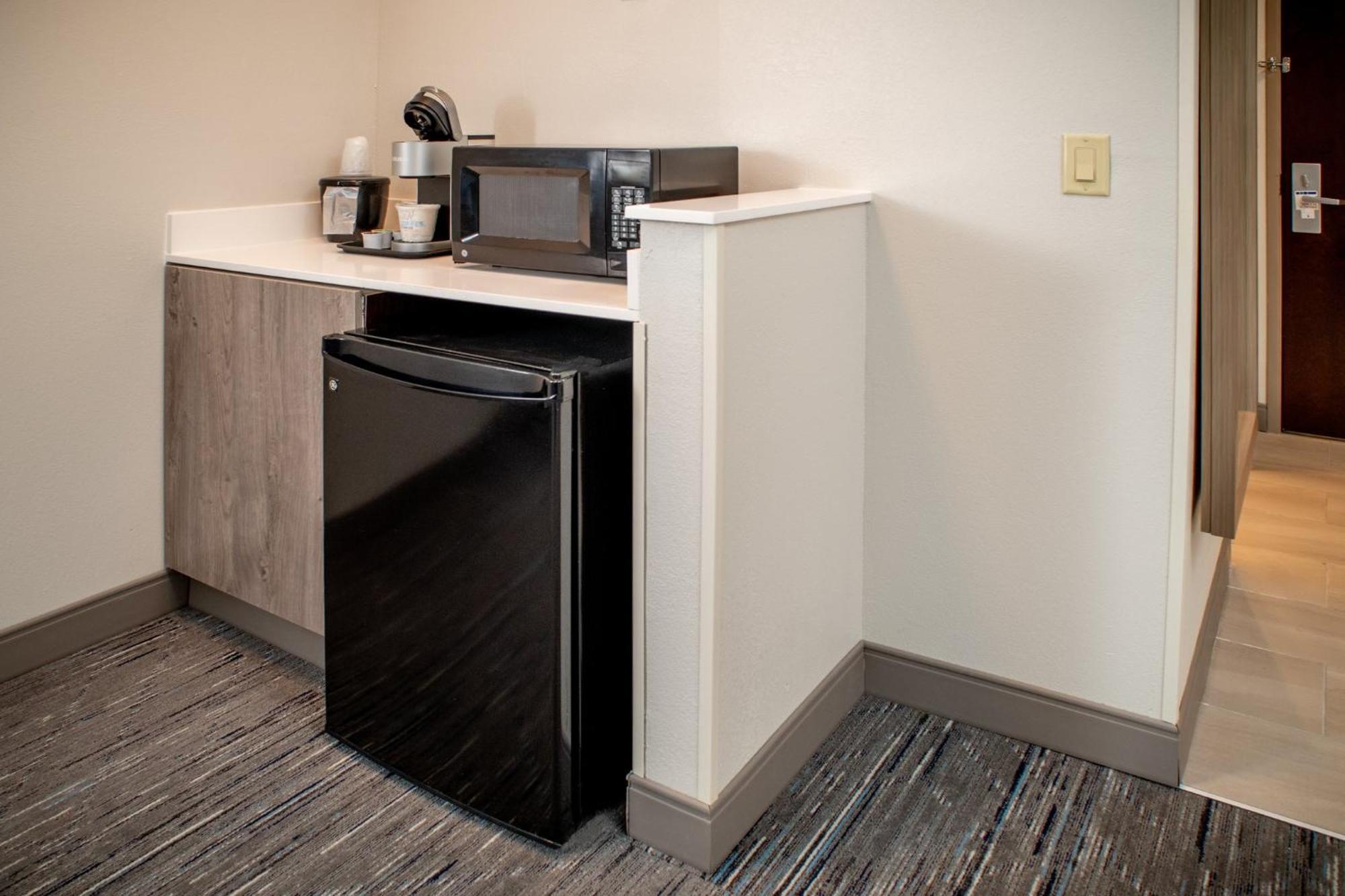 Holiday Inn Express & Suites Fairmont By Ihg Exterior foto