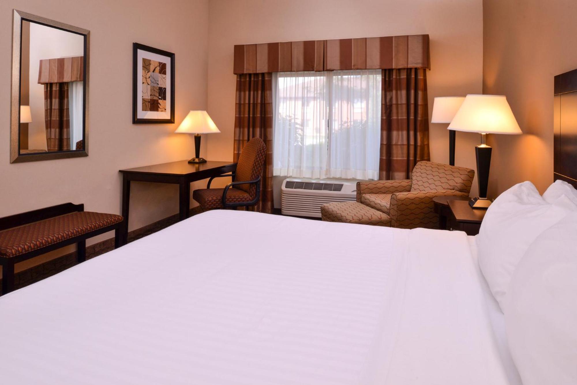Holiday Inn Express & Suites Fairmont By Ihg Exterior foto