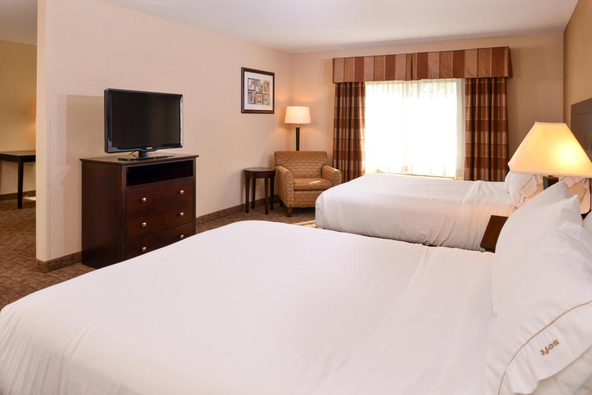 Holiday Inn Express & Suites Fairmont By Ihg Exterior foto