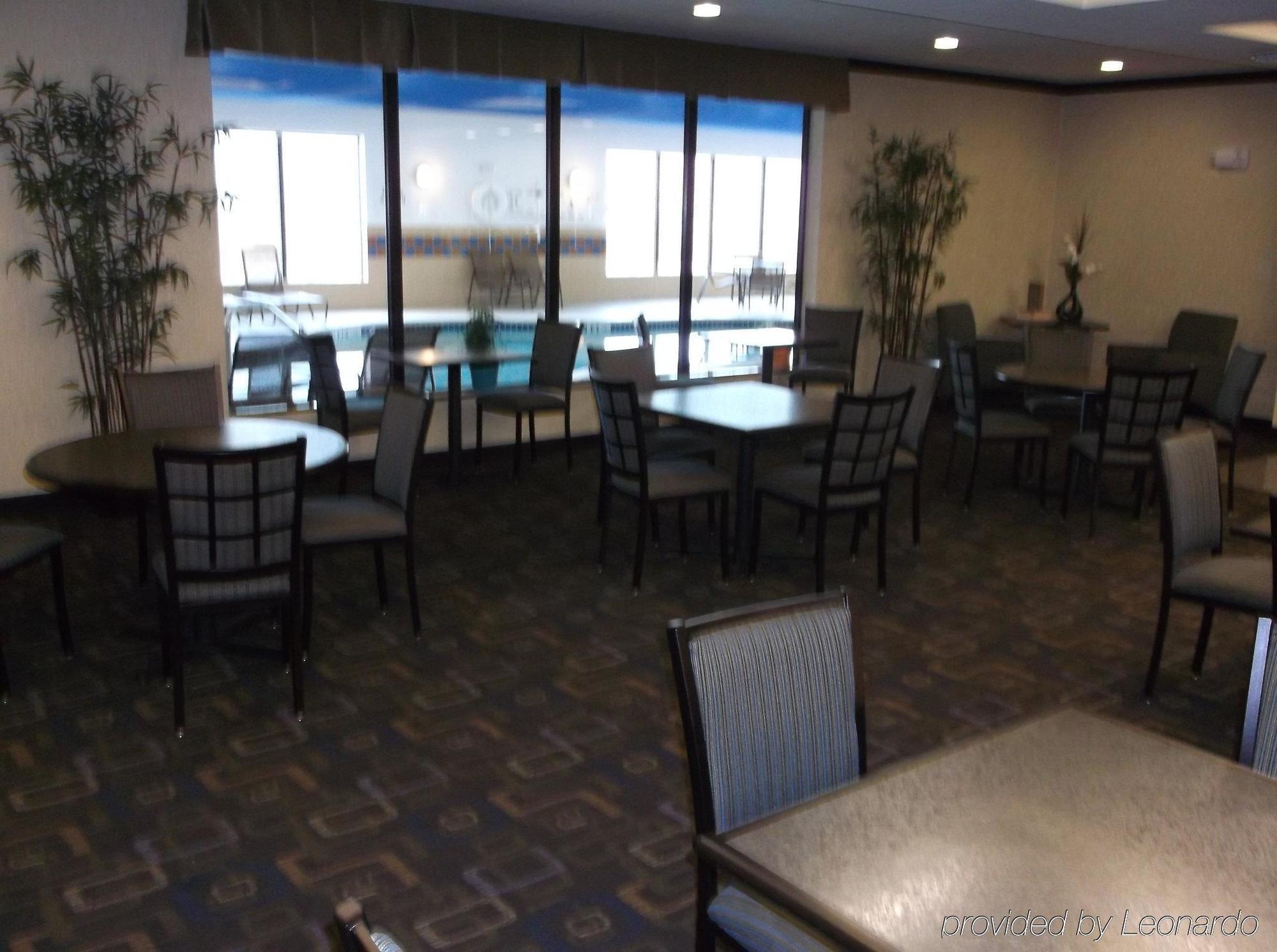 Holiday Inn Express & Suites Fairmont By Ihg Exterior foto
