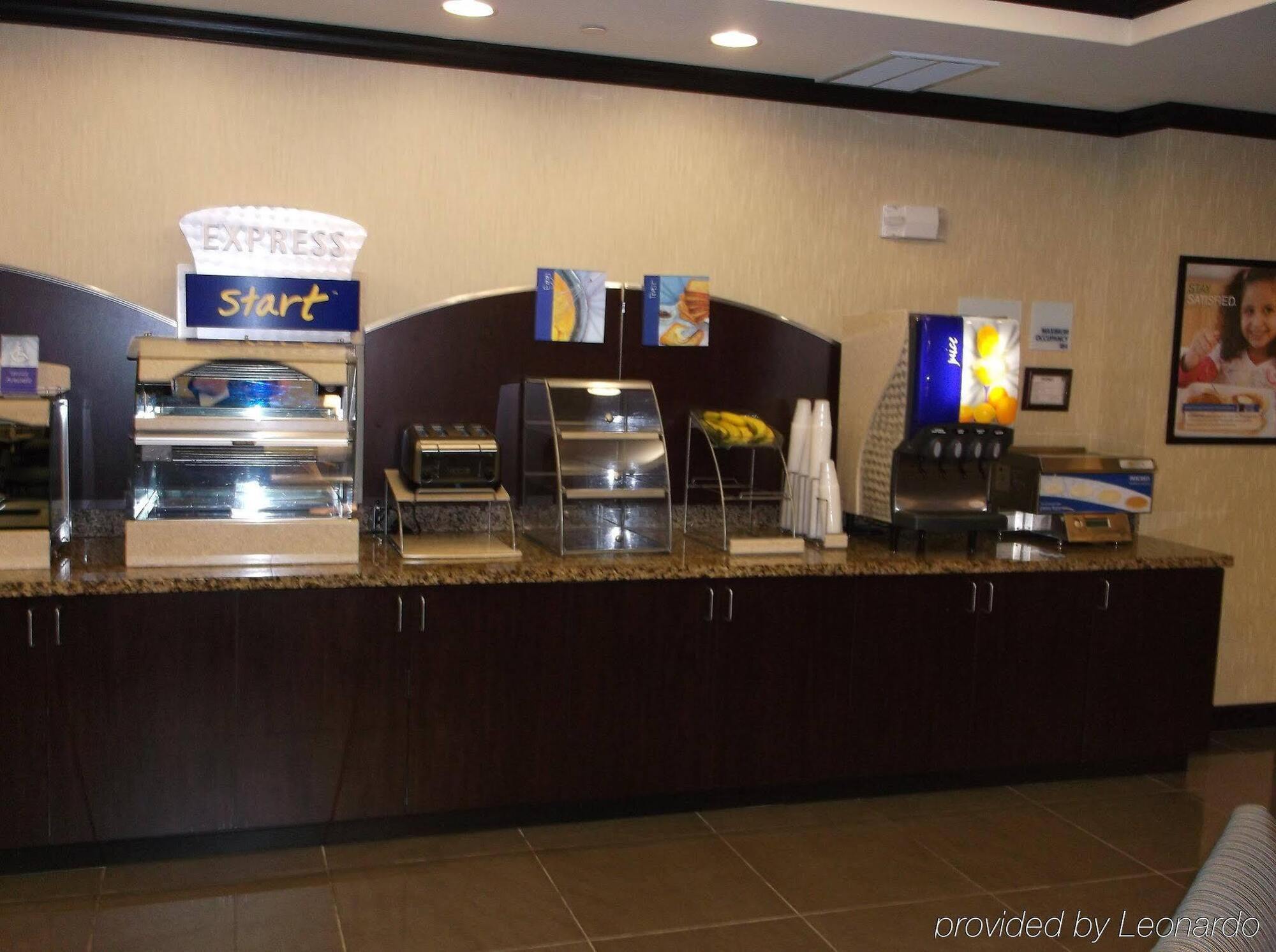 Holiday Inn Express & Suites Fairmont By Ihg Exterior foto